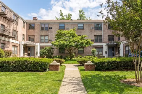 46 Terrace Cir #3F, North Hempstead, NY 11021