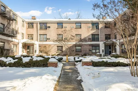 46 Terrace Cir #3F, North Hempstead, NY 11021