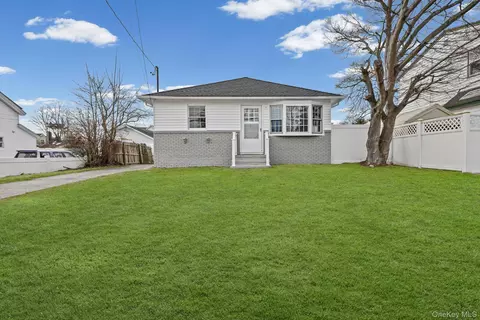 88 N Penataquit Ave, Bay Shore, NY 11706