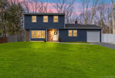 15 Bellaire Dr, Ridge, NY 11961