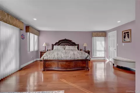 Bedroom - 2 Riverview Ter, Smithtown, NY 11787 photo 1 of 8