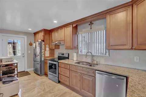 Kitchen - 2 Riverview Ter, Smithtown, NY 11787 photo 5 of 5