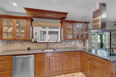 Kitchen - 2 Riverview Ter, Smithtown, NY 11787 photo 3 of 5