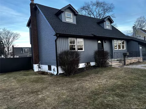 696 N Delaware Ave, Lindenhurst, NY 11757