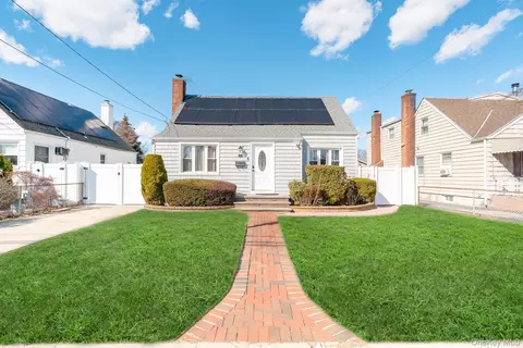 22 Francine Dr N, Massapequa, NY 11758