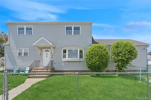 276 Hudson Ave, Freeport, NY 11520