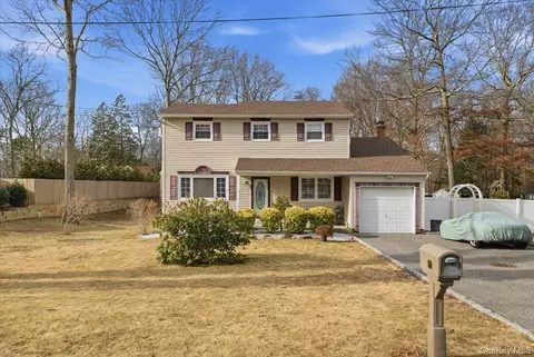 513 Starlight Dr, Shirley, NY 11967