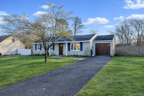 20 Ridge Haven Dr, Ridge, NY 11961
