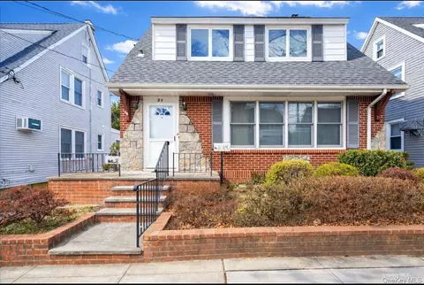 21 Cornell St, North Hempstead, NY 11596