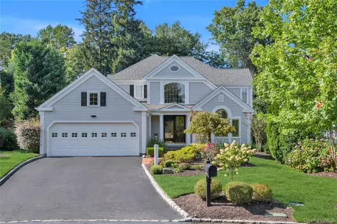 17 Evergreen Cir, North Hempstead, NY 11030