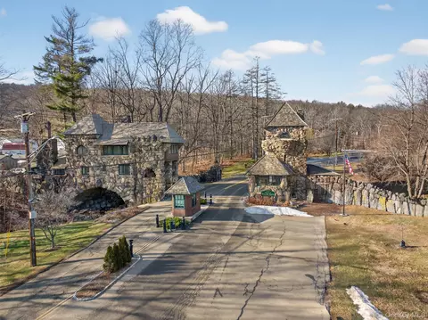 Summit Road, Tuxedo, NY 10987