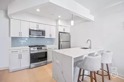 25-74 34th St #4C, New York, NY 11103