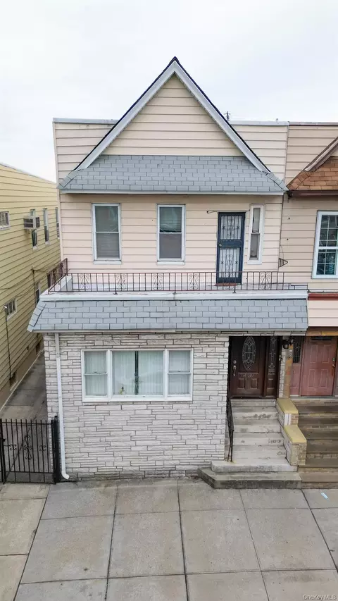 7839 82nd St, Glendale, NY 11385