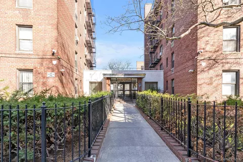 141-05 Pershing Cres #202, New York, NY 11432