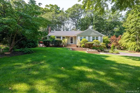 2 Meadowlark Ln, Huntington, NY 11743