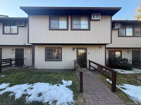1604 Chelsea Cv S, Beekman, NY 12533
