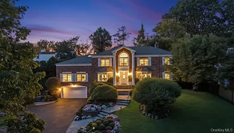 22 Bayside Dr, North Hempstead, NY 11023