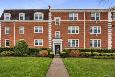 36 Hamilton Pl #3-J, Garden City, NY 11530