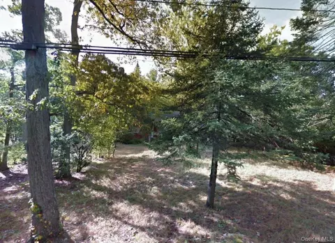 48 Ormond St, Dix Hills, NY 11746