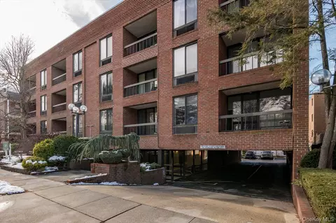 20 Gilchrest Rd #3D, North Hempstead, NY 11021