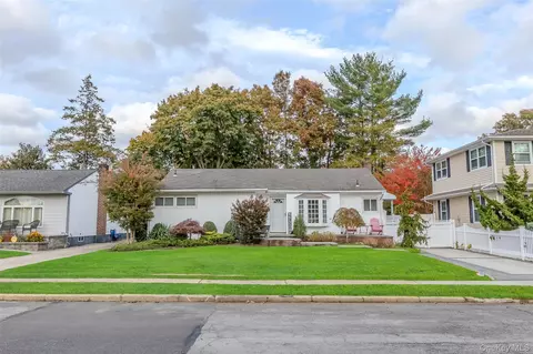 527 Spruce Ln, East Meadow, NY 11554