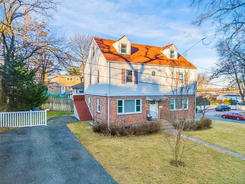 104 Grandview Ave, North Hempstead, NY 11020