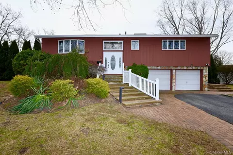 7 Mcnulty St, Dix Hills, NY 11746
