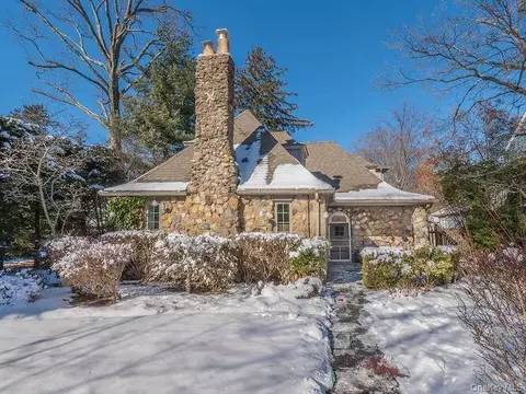 23 Ivy Way, North Hempstead, NY 11050