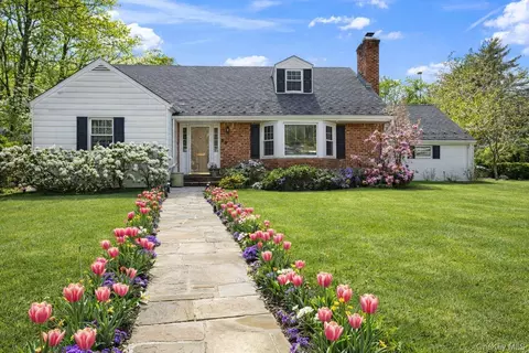 30 Glenwood Ln, North Hempstead, NY 11577