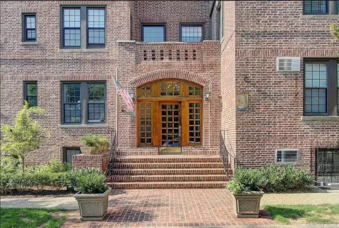 6 Burns St #416, Forest Hills, NY 11375