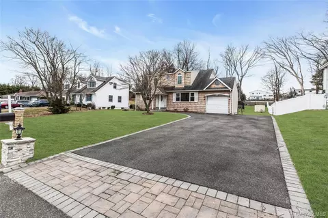46 Falcon Dr, Hauppauge, NY 11788