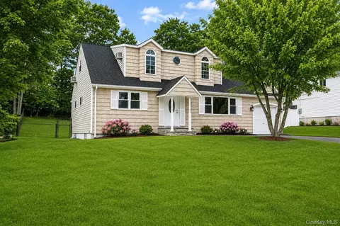 46 Falcon Dr, Hauppauge, NY 11788