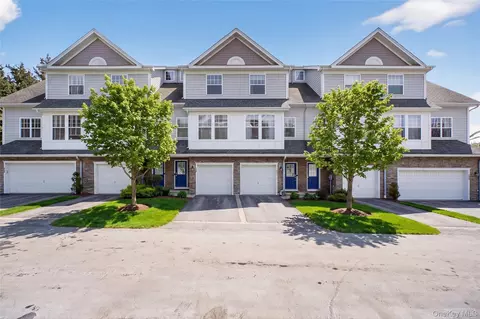 310 Bridgeview Dr, Poughkeepsie, NY 12601