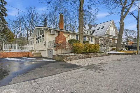 36 Oak Ln, Wading River, NY 11792