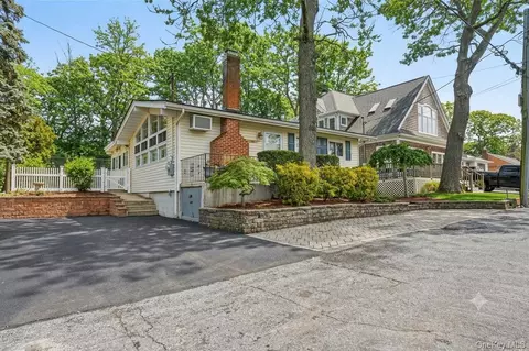 36 Oak Ln, Wading River, NY 11792