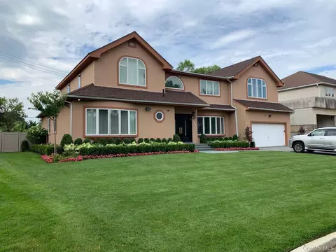 150 Lakeside Dr S, Lawrence, NY 11559