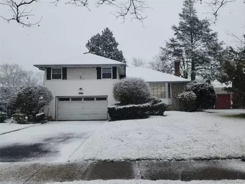 840 Sharon Ln, Westbury, NY 11590