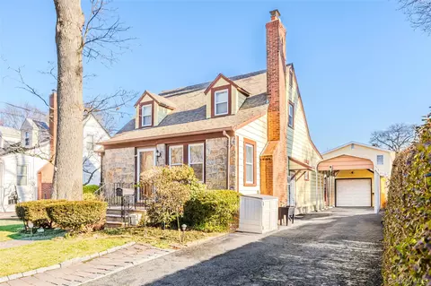 12 King St, Freeport, NY 11520