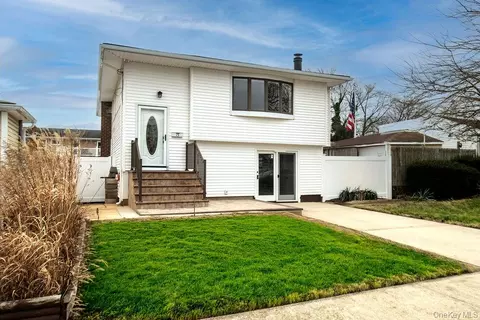 15 E Clearwater Rd, Lindenhurst, NY 11757