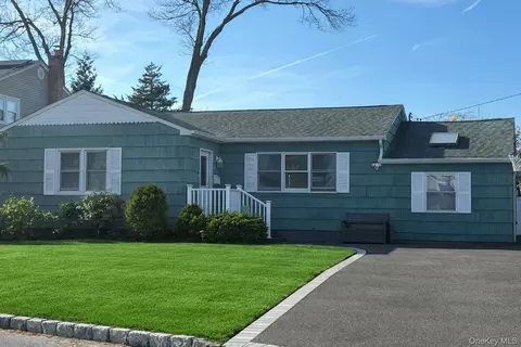 34 Beach St, West Islip, NY 11795