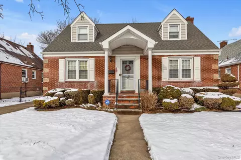 45 Sylvia Ln, North Hempstead, NY 11040