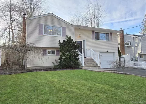 21 Thorney Ave # A, Huntington Station, NY 11746