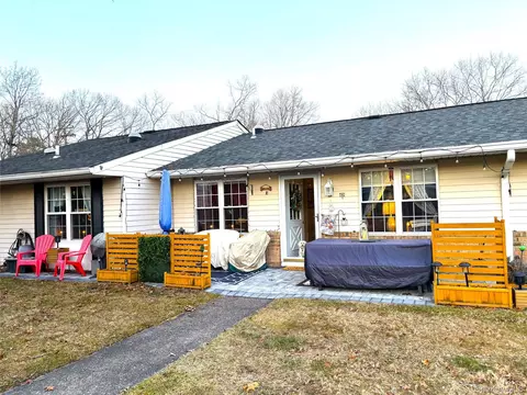 418 Weymouth Ct #B, Ridge, NY 11961