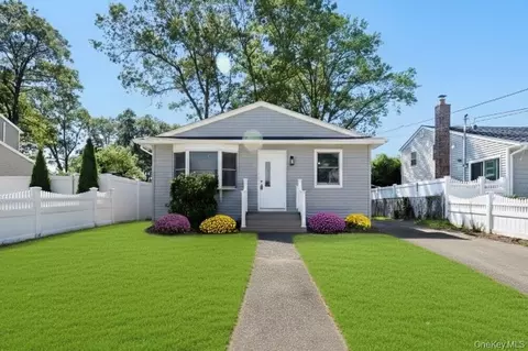 792 Glendale Rd, West Babylon, NY 11704