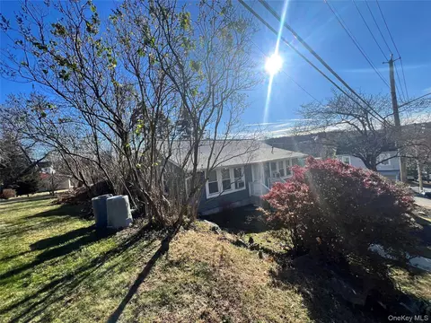 8 Maple Ave, Greenburgh, NY 10591
