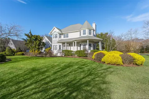 15 Kingfish Ct, Riverhead, NY 11901