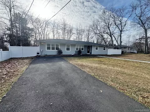 6 Victoria Pl, Mastic Beach, NY 11951