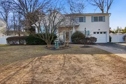 111 Schneider Ln, Hauppauge, NY 11788