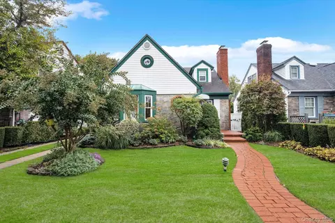 18 School St, Malverne, NY 11565