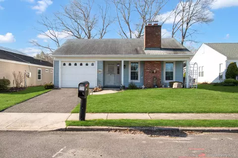 475 Stratford Ln, Ridge, NY 11961